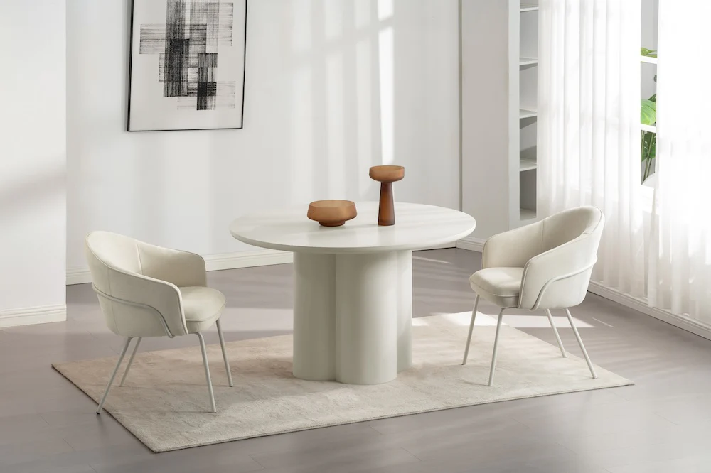 Esszimmer mit Tisch und Stühlen